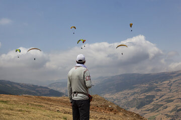 Iran : promenades en parapente dans les plaines de Minoudacht au nord

