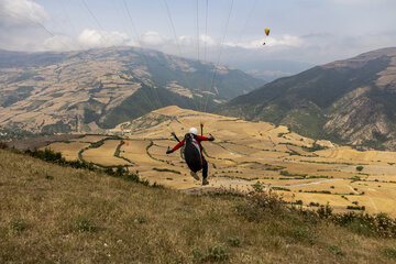 Iran : promenades en parapente dans les plaines de Minoudacht au nord

