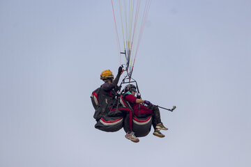 Iran : promenades en parapente dans les plaines de Minoudacht au nord

