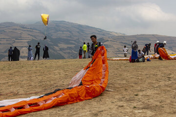 Iran : promenades en parapente dans les plaines de Minoudacht au nord

