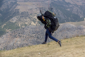 Iran : promenades en parapente dans les plaines de Minoudacht au nord

