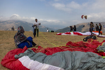 Iran : promenades en parapente dans les plaines de Minoudacht au nord

