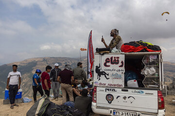 Iran : promenades en parapente dans les plaines de Minoudacht au nord

