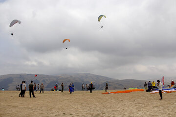 Iran : promenades en parapente dans les plaines de Minoudacht au nord

