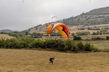 Iran : promenades en parapente dans les plaines de Minoudacht au nord

