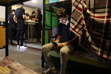 «مریم روحانی» با کارآموزان خود در حال صرف نهار