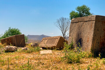 گورستان ارامنه سیرک و معموره در چهارمحال و بختیاری گورستان مسیحیان گورستان ارامنه گروستان قدیمی مسیحیان گورستان قدیمی ارامنه