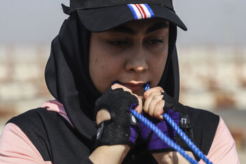 Record du monde : un Iranien et sa sœur tirent un camion avec les dents

