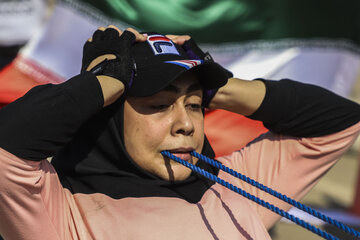 Record du monde : un Iranien et sa sœur tirent un camion avec les dents

