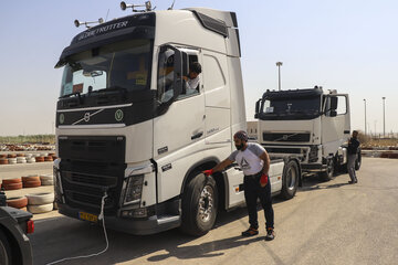 Record du monde : un Iranien et sa sœur tirent un camion avec les dents

