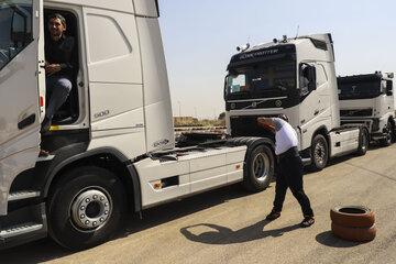 Record du monde : un Iranien et sa sœur tirent un camion avec les dents

