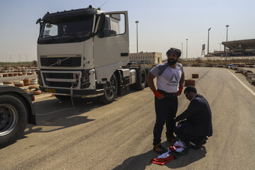 Record du monde : un Iranien et sa sœur tirent un camion avec les dents

