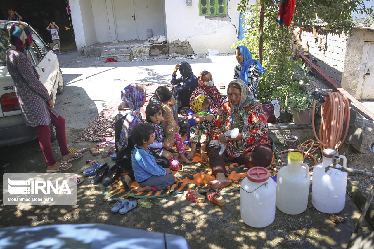 هوای بارانی و خطر شیوع کرونا در کمین زلزله‌زدگان رامیان