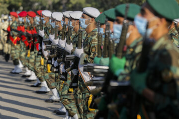 图：伊朗各地举行纪念两伊战争40周年阅兵式