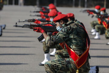 伊朗各地举行纪念两伊战争40周年阅兵式