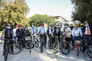 Embajadores destinados en Irán andan en bicicleta por las calles de Teherán
