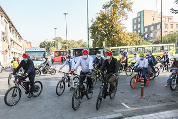 Embajadores destinados en Irán andan en bicicleta por las calles de Teherán
