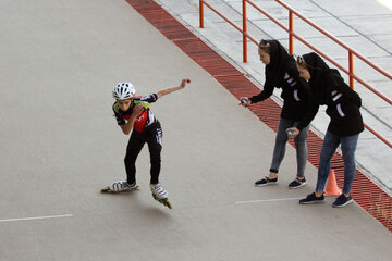 Competición de motociclismo y patinaje sobre ruedas en Tabriz 
