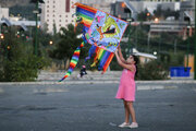 Kinder spielen mit Drachen im Pardisan-Park in Teheran