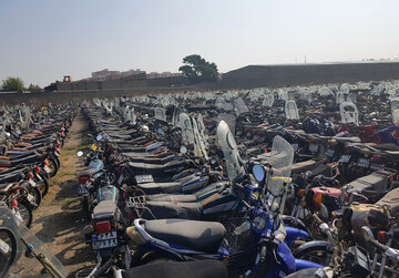 بیش از ۱۴ هزار خودرو و موتورسیکلت بلاتکلیف در پارکینگ‌های گیلان خوابیده‌اند
