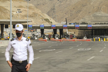 ایرنا-تهران- پلیس راه تهران در خروجی آزادراه تهران-شمال تردد خودروها را کنترل و طبق مصوبه ستاد ملی مبارزه با کرونا از خروج پلاک‌های تهران جلوگیری به عمل می آورد.