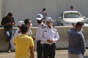 ایرنا-تهران- پلیس راه تهران در خروجی آزادراه تهران-شمال تردد خودروها را کنترل و طبق مصوبه ستاد ملی مبارزه با کرونا از خروج پلاک‌های تهران جلوگیری به عمل می آورد.