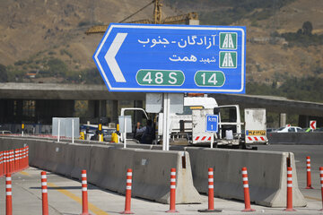 ایرنا-تهران- پلیس راه تهران در خروجی آزادراه تهران-شمال تردد خودروها را کنترل و طبق مصوبه ستاد ملی مبارزه با کرونا از خروج پلاک‌های تهران جلوگیری به عمل می آورد.