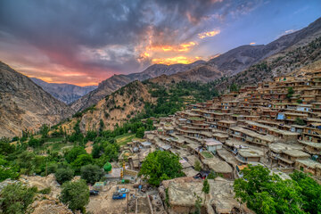 İran'ın Ser Ağa Seyyid basamaklı köyünden kareler 
