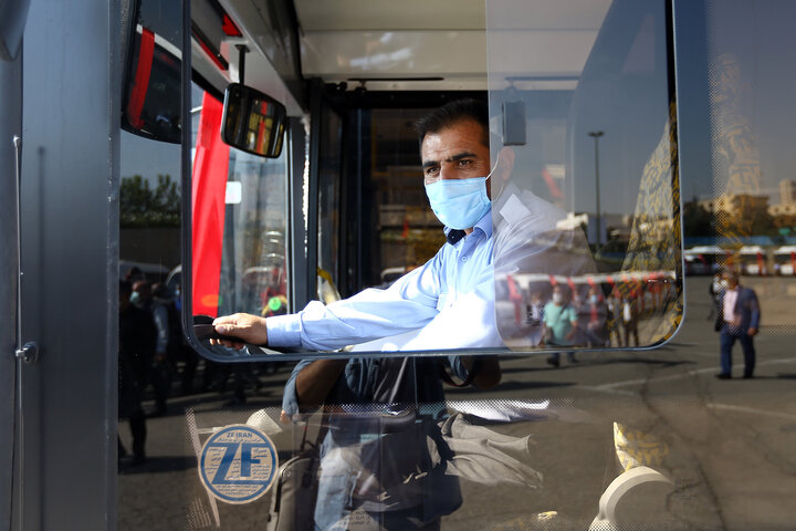 برخی افراد با توصیه اتوبوسرانان مشهد در استفاده از ماسک، خشن برخورد می‌کنند