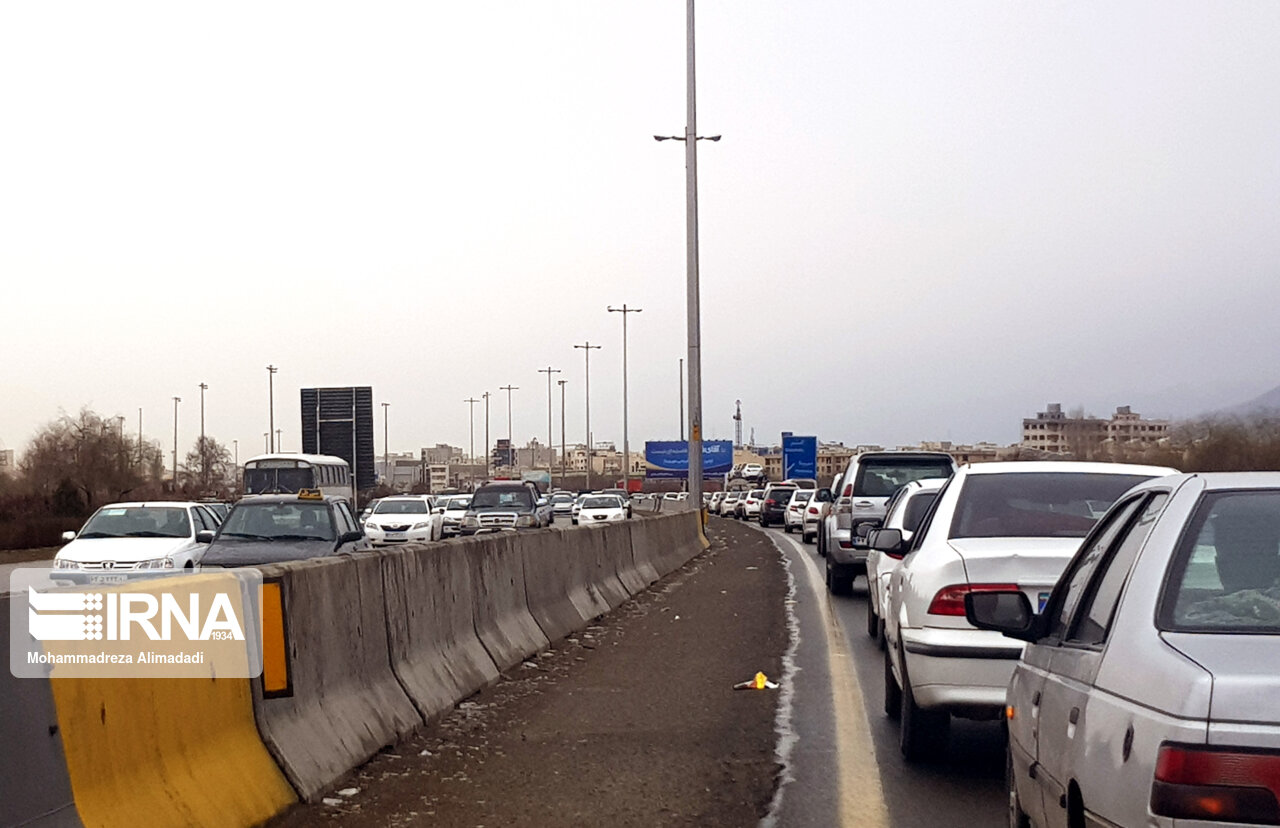 ترافیک در برخی مقاطع جاده چالوس سنگین است