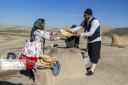 توزیع آرد با استفاده از سامانه الکترونیکی در بین عشایر کوچنده فارس