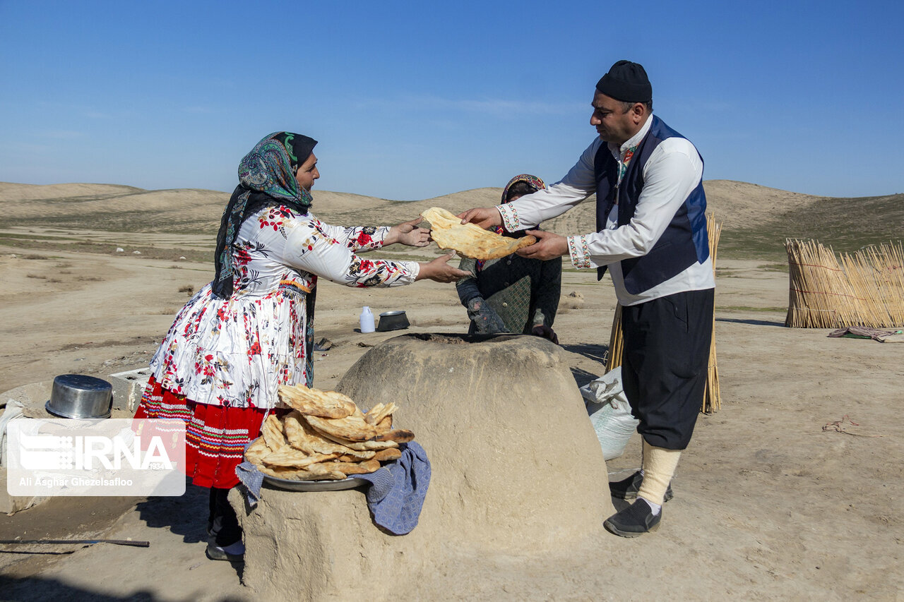 توزیع آرد با استفاده از سامانه الکترونیکی در بین عشایر کوچنده فارس