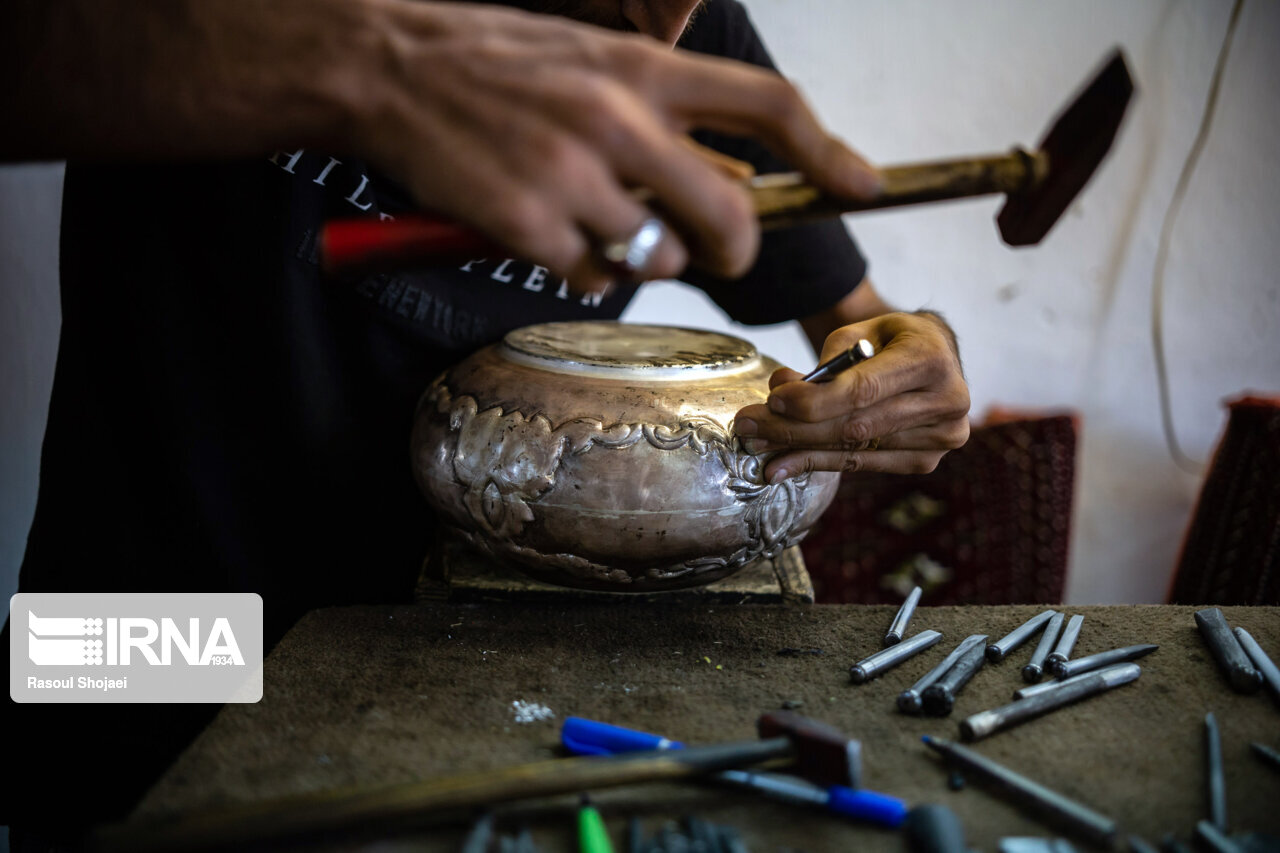 مرکز جوار کارگاهی قلم‌زنی و میناکاری در بروجن راه‌اندازی شد 