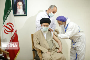 L'Ayatollah Khamenei a reçu la première dose du vaccin iranien