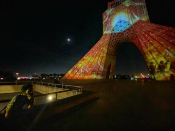 Un espectacular vídeo mapping 3D ilumina la torre de Azadi