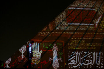 Un espectacular vídeo mapping 3D ilumina la torre de Azadi