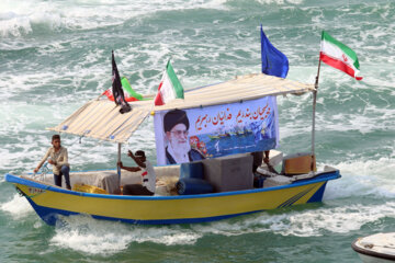 رژه شناوری یگان های بسیج مردمی در آب‌های خلیج فارس