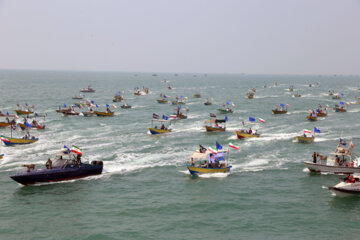 رژه شناوری یگان های بسیج مردمی در آب‌های خلیج فارس