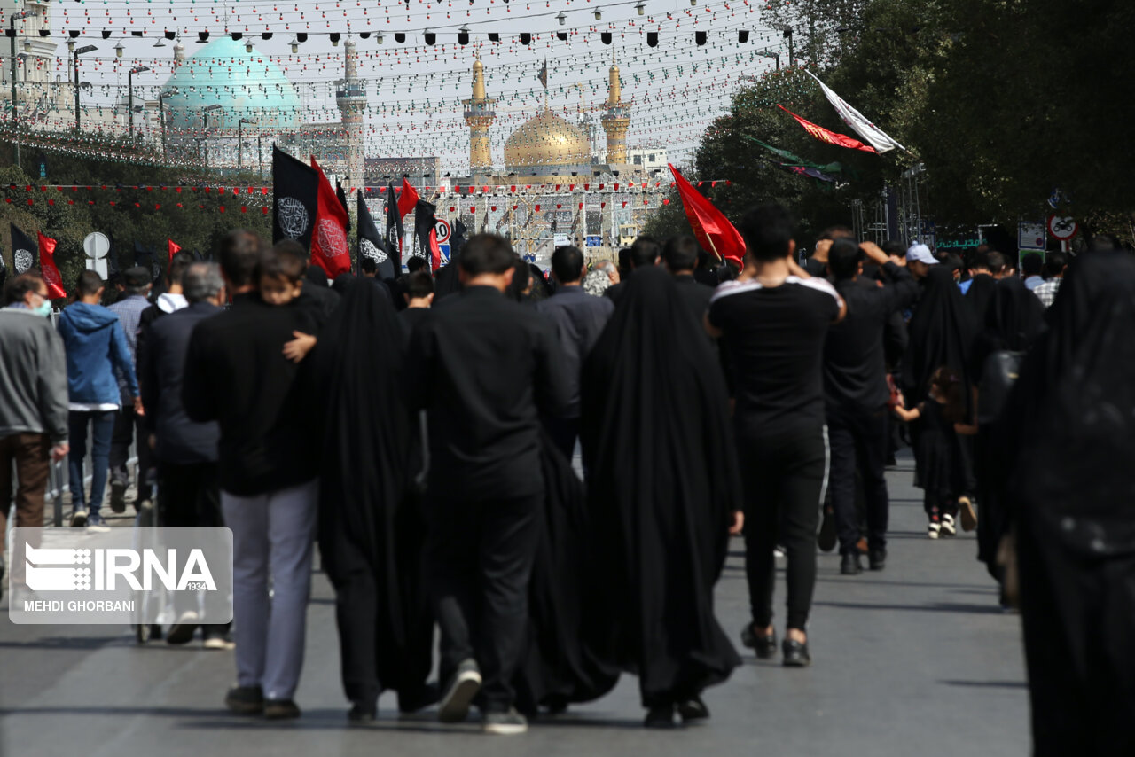 پیاده‌روی جاماندگان اربعین در مشهدالرضا؛ تبلور شور حسینی در مسیر حرم رضوی