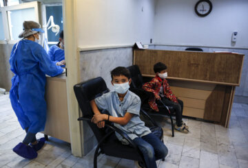 طرح واکسیناسیون تکمیلی اتباع و مهاجرین غیر ایرانی در قشم آغاز شد
