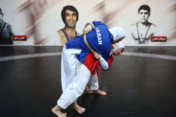 Campamento de entrenamiento del equipo femenino iraní de lucha Alysh en Teherán
