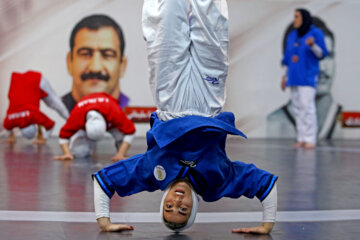 Campamento de entrenamiento del equipo femenino iraní de lucha Alysh en Teherán
