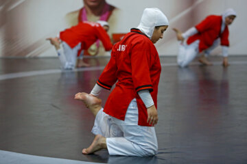 Campamento de entrenamiento del equipo femenino iraní de lucha Alysh en Teherán
