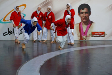 Campamento de entrenamiento del equipo femenino iraní de lucha Alysh en Teherán
