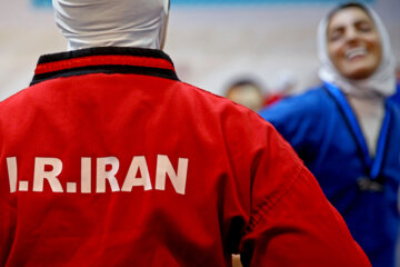 Campamento de entrenamiento del equipo femenino iraní de lucha Alysh en Teherán
