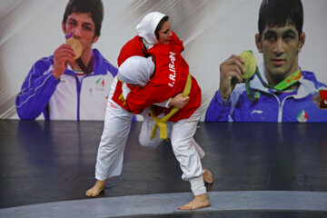 Campamento de entrenamiento del equipo femenino iraní de lucha Alysh en Teherán
