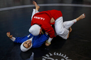 Campamento de entrenamiento del equipo femenino iraní de lucha Alysh en Teherán
