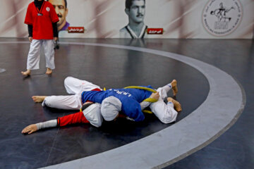 Campamento de entrenamiento del equipo femenino iraní de lucha Alysh en Teherán
