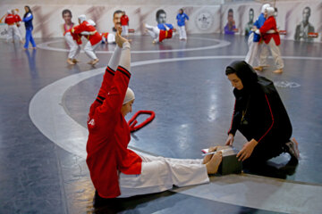 Campamento de entrenamiento del equipo femenino iraní de lucha Alysh en Teherán
