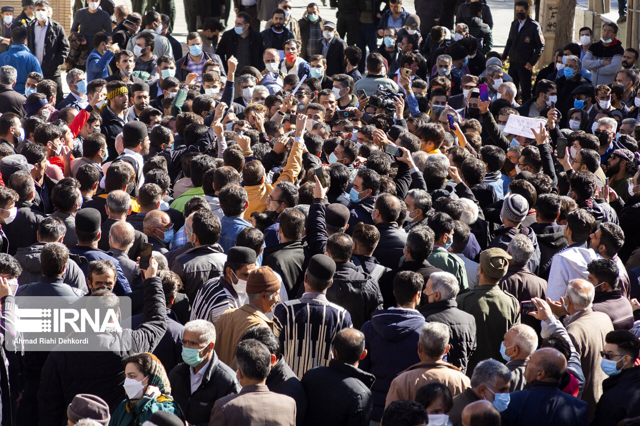 ایرنا - تجمع مردم چهارمحال و بختیاری در مخالفت با طرحهای انتقال آب